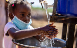 Une petite fille se lave les mains lors de la campagne de lancement du VTC au Zimbabwe en 2021. Les récentes inondations causées par des pluies diluviennes ont touché des centaines de milliers de personnes au Mozambique, en Afrique du Sud et au Zimbabwe.