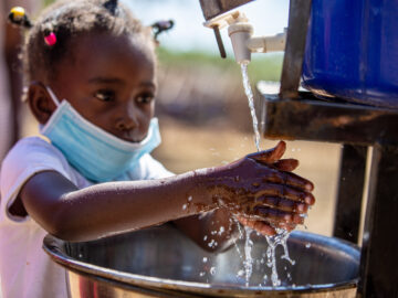 Une petite fille se lave les mains lors de la campagne de lancement du VTC au Zimbabwe en 2021. Les récentes inondations causées par des pluies diluviennes ont touché des centaines de milliers de personnes au Mozambique, en Afrique du Sud et au Zimbabwe.